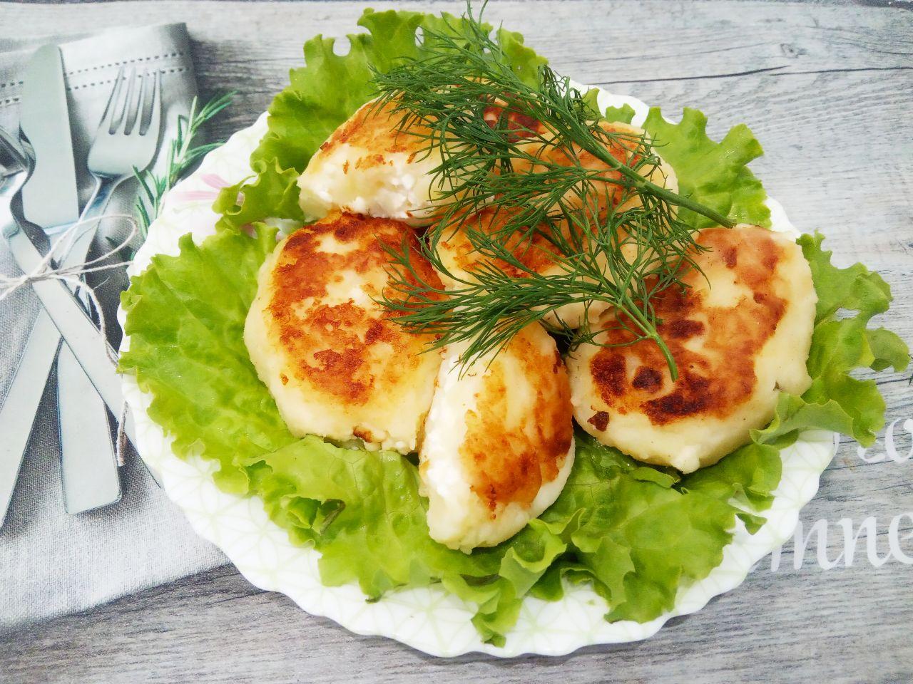 Картофельные пирожки с творожной начинкой, просто и аппетитно: Пирожки обжариваем с двух сторон на умеренном огне до золотистой корочки.