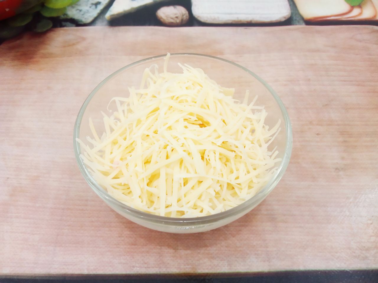 Запеченные помидоры с мясной начинкой и сыром: Твердый сыр натираем на терке.