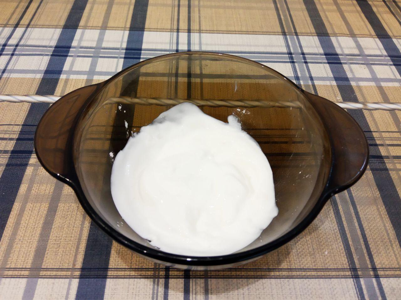 Рецепт печенья на растительном масле с ореховой крошкой: Сметану соединяем с содой, перемешиваем.