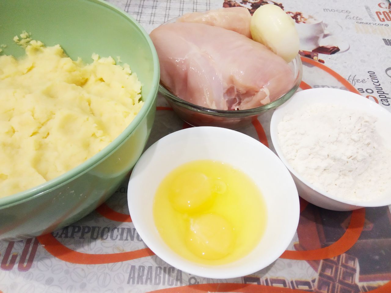 Картофельные пирожки с начинкой из куриного филе и лука