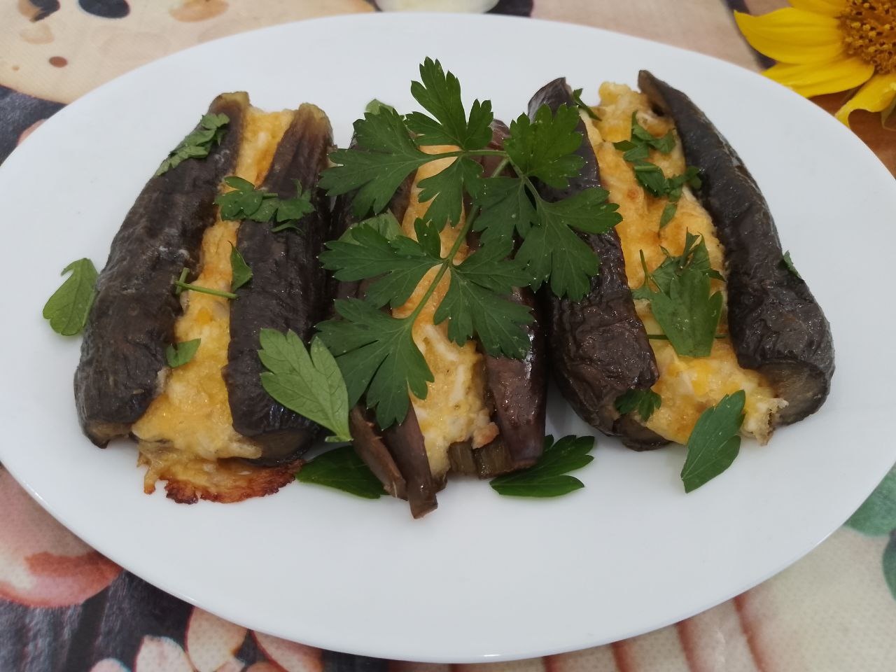 Запеченные баклажаны с начинкой из сыра и яиц