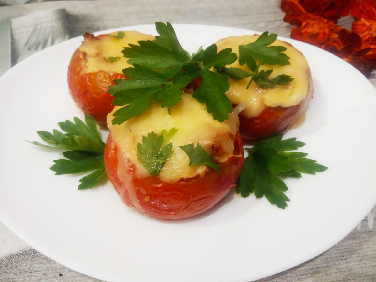Запеченные помидоры с мясной начинкой и сыром