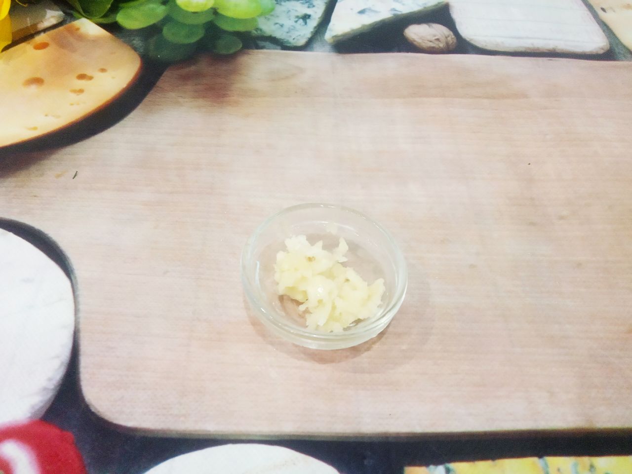 Запеченные баклажаны с фаршем, помидорами и сыром, в духовке: Чеснок очищаем, промываем и продавливаем через пресс.