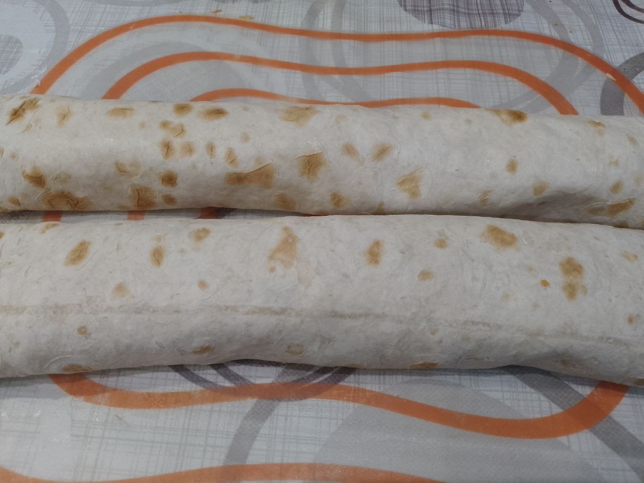 Лаваш с начинкой из мяса, яиц и моркови: Лаваш с начинкой сворачиваем рулетом и кладем в холодильник, чтобы пропитался.