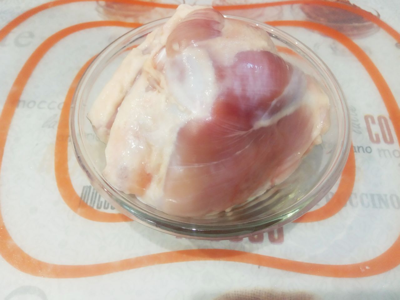 Простой рецепт красного борща, просто и вкусно: Мясо использую любое, сегодня положила куриные бедрышки. Бедра оделяем от кожи и хорошо промываем.