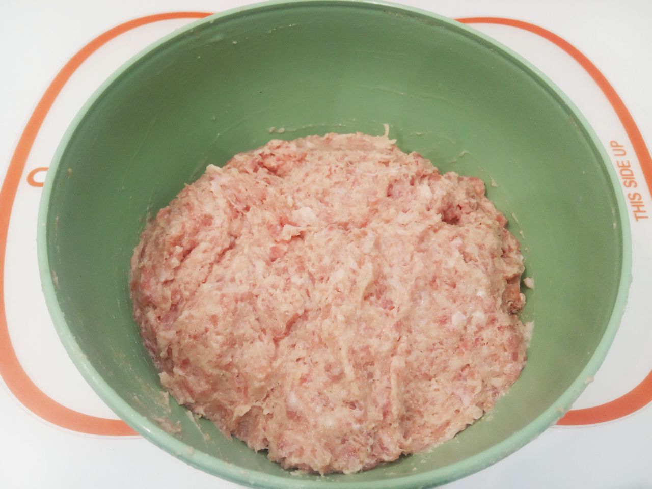 Котлеты с добавление манной крупы, нежные и сочные: Котлетную массу солим и перчим по вкусу, тщательно размешиваем и отбиваем.