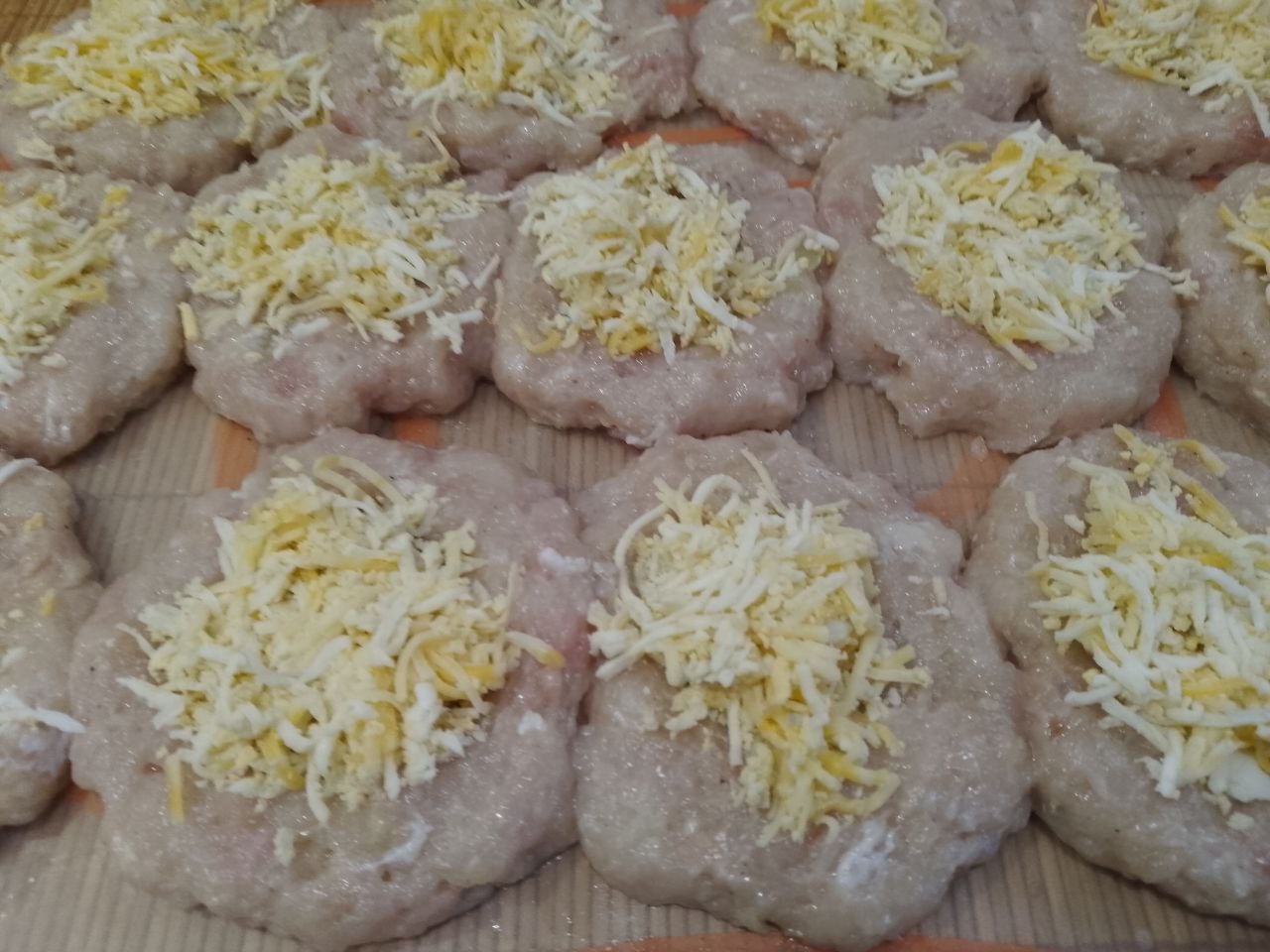 Котлеты с начинкой из яиц и сыра, в кляре, вкусные и сытные: На середину лепешки кладем начинку, закрываем и формируем котлеты.