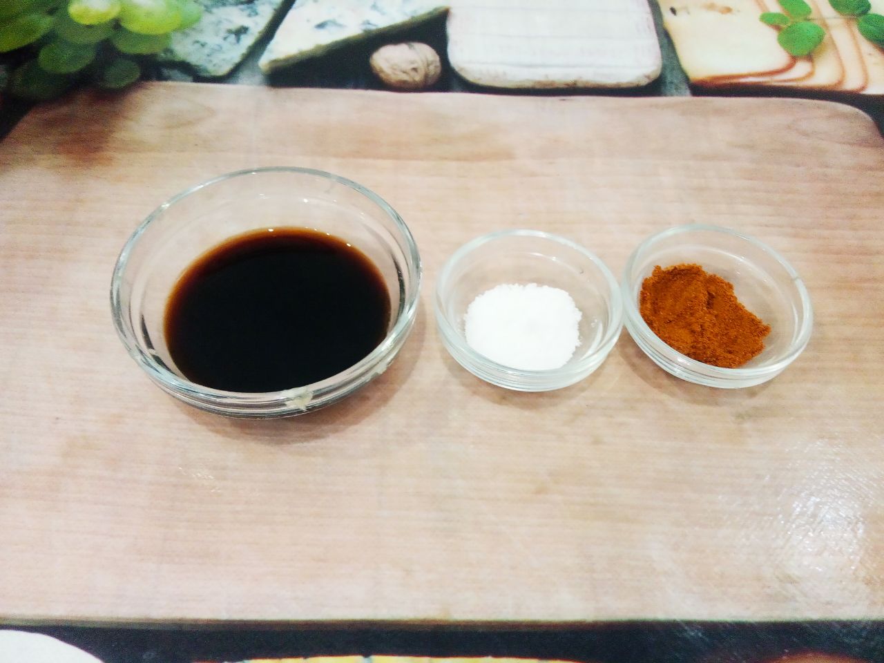Картофельный рулет с мясной начинкой, запеченный в духовке: Добавляем соевый соус, соль и перец по вкусу, обжариваем до испарения жидкости.