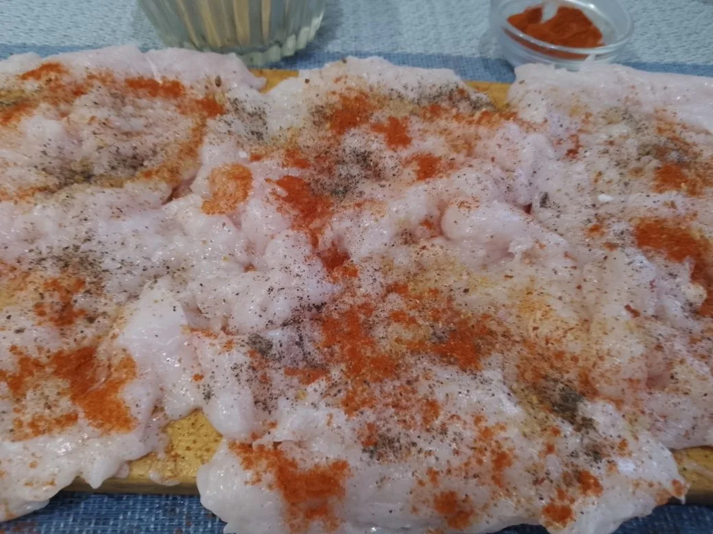 Куриное филе запеченное в беконе, с начинкой из твердого сыра: Отбитые кусочки солим, перчим, посыпаем сушеным чесноком и паприкой по своему вкусу.