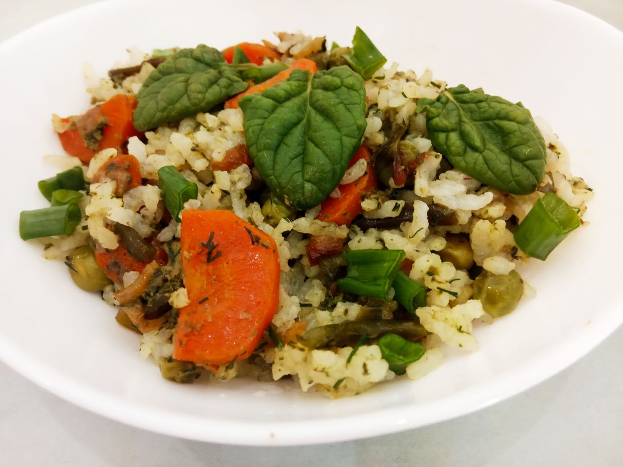 Тушеные овощи с рисом, брокколи и зелёным горошком, вкусно и полезно