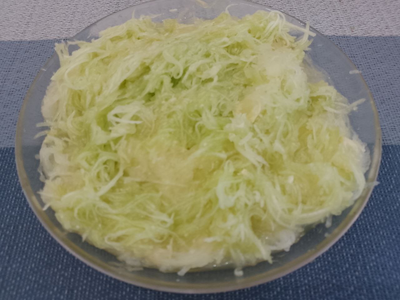 Оладьи из кабачков и сыра, просто и вкусно: Кабачки солим по вкусу, чтобы лучше выделилась жидкость и хорошо отжимаем.