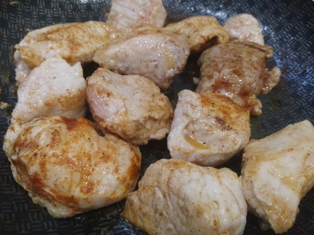 Тушеное мясо свинины с овощами: На разогретую сковороду с растительным маслом выкладываем кусочки мяса, солим и перчим по вкусу, обжариваем