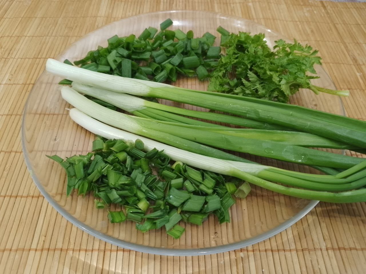 Простой рецепт картофеля с зеленым луком, просто и вкусно: Лук зеленый промываем, просушиваем и мелко нарезаем. По желанию можно добавить зелень петтрушки.