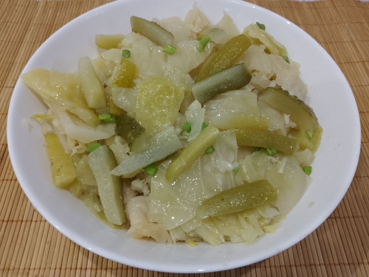 Салат из капусты, чеснока и огурцов: Добавляем растительное масло по вкусу и пол стакана маринада из огурцов, перемешиваем.  Если у меня нет