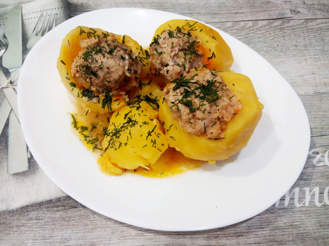 Картофель тушеный и фаршированный мясным фаршем
