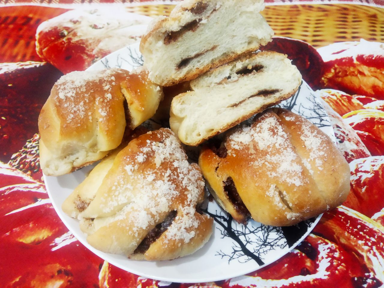 Булочки с начинкой из жареных яблок, изюма и корицы