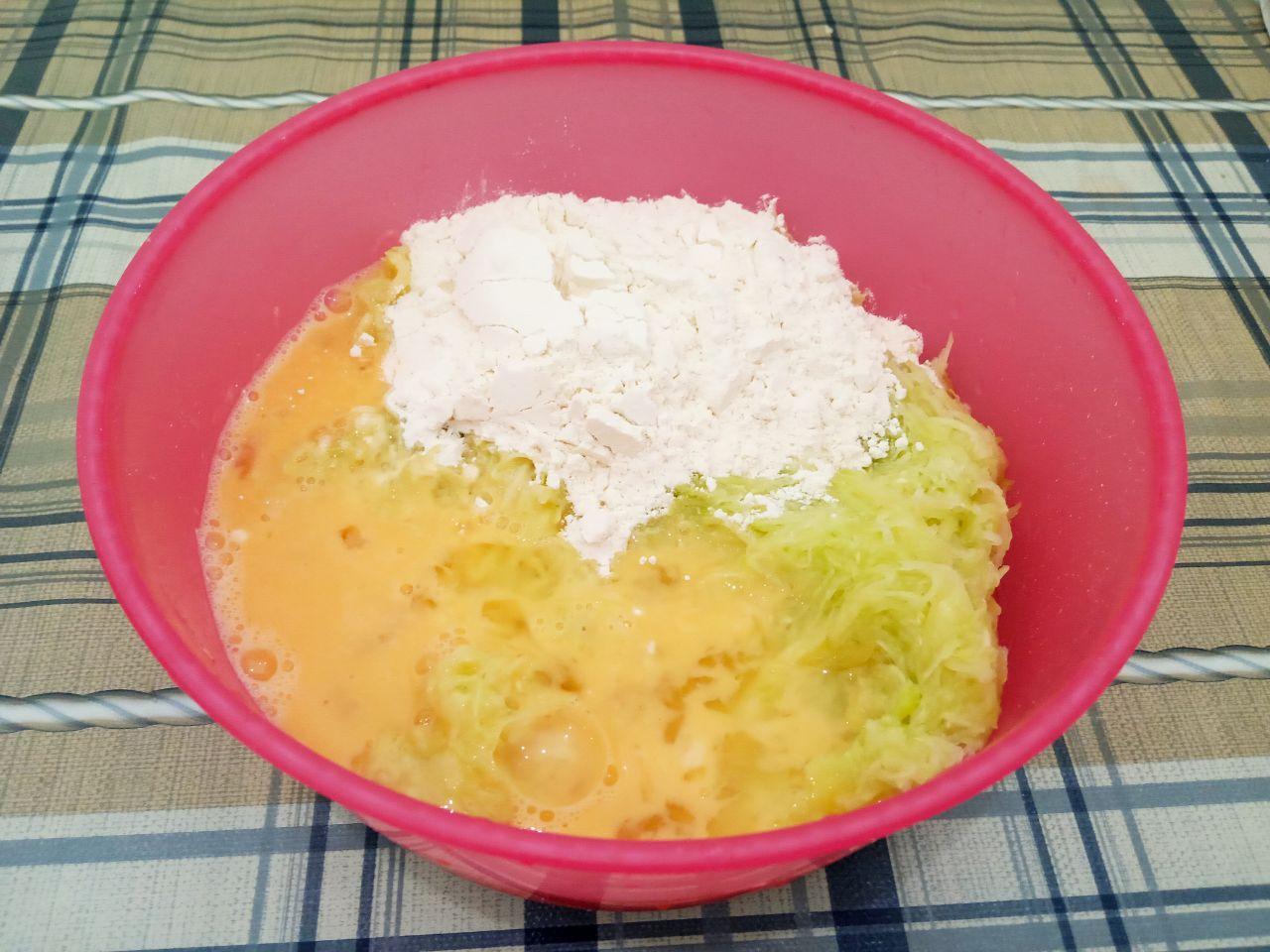 Простой рецепт оладий из кабачков, сытно и вкусно: Туда же кладем муку и соль по вкусу. Тщательно размешиваем.