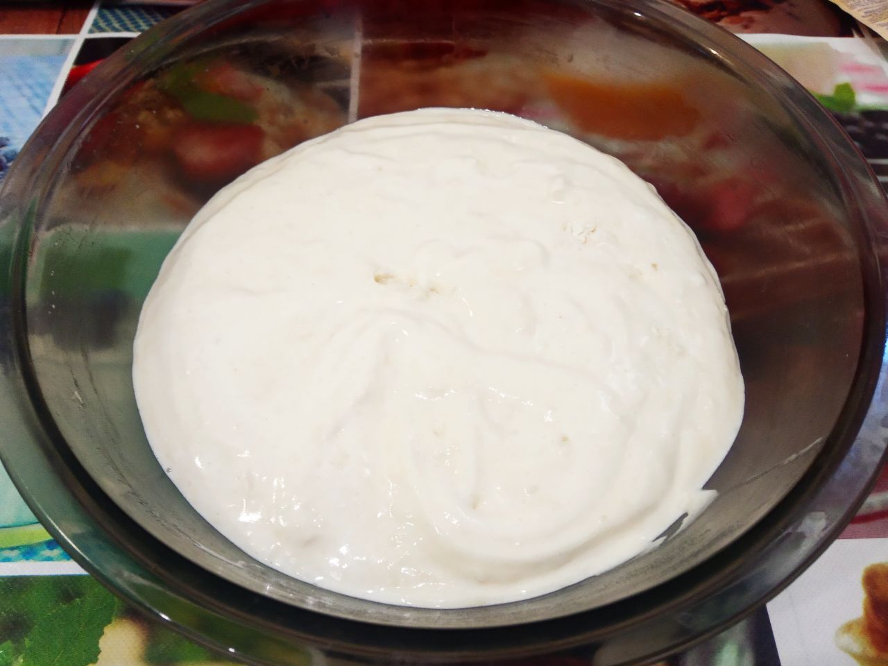 Торт с нежным масляным кремом и джемом: Просеиваем муку через сито и добавляем в яичную массу, осторожно размешиваем снизу вверх.