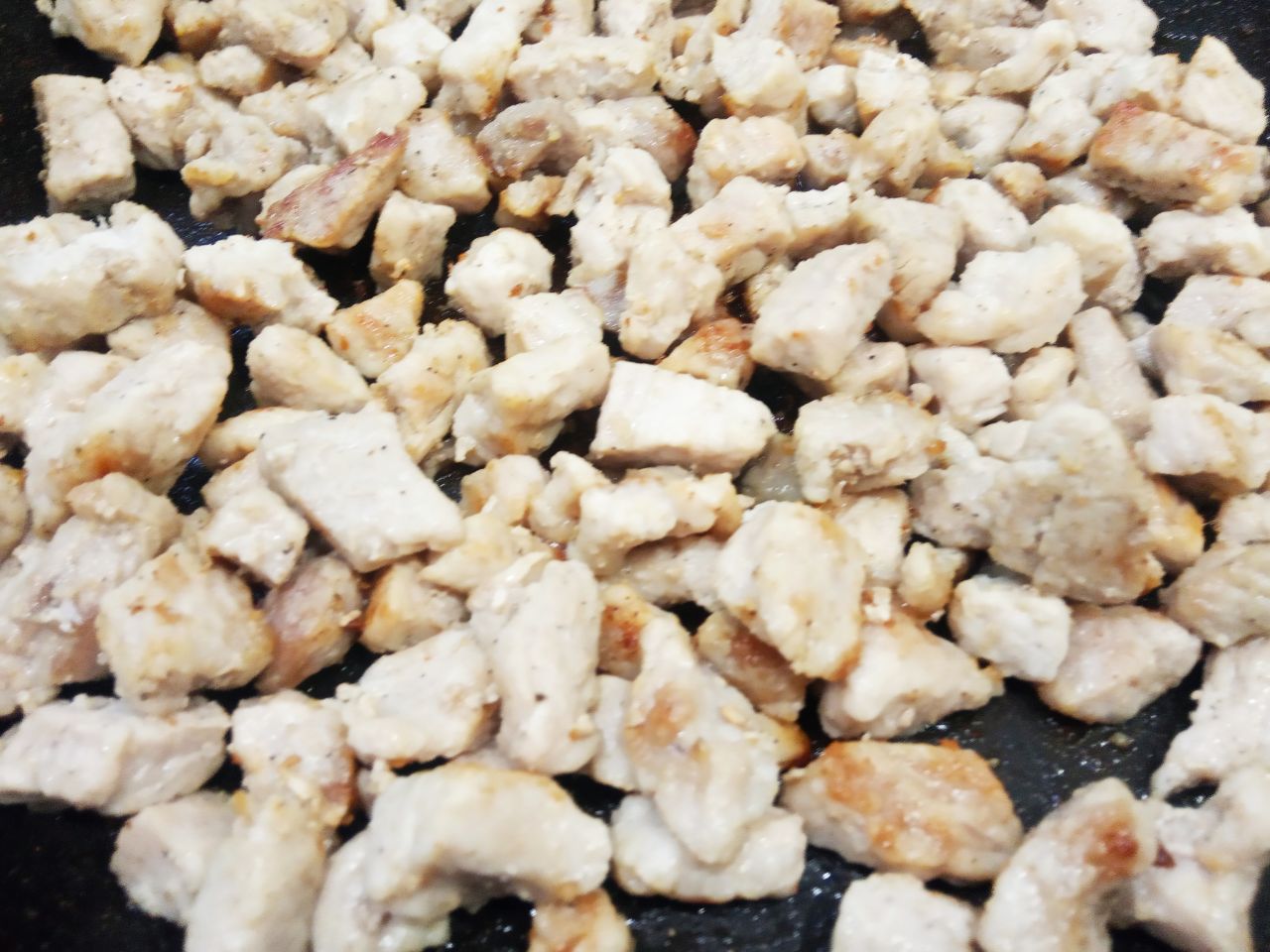 Мясной соус со сметаной, сыром и вареными желтками, к макаронам: Разогреваем сковороду с растительным маслом, кладем кусочки мяса, солим, перчим по вкусу и накрываем крышкой.