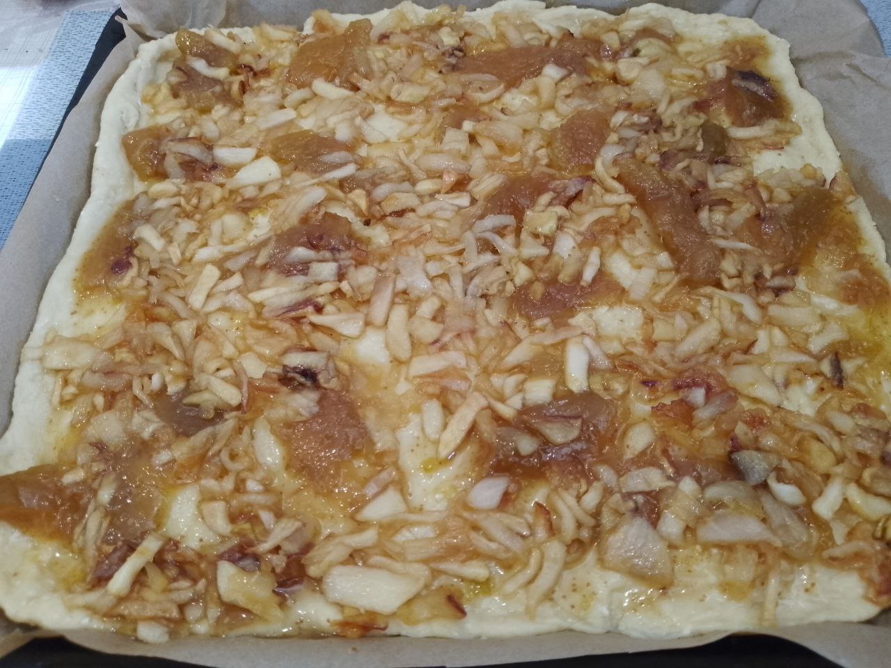 Творожный пирог с яблочной начинкой и штрейзельной крошкой: Поверх варенья выкладываем слой обжаренных яблок.