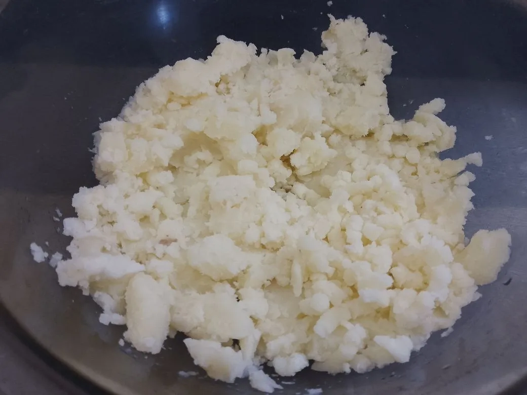 Картофель с начинкой из куриного мяса, шампиньонов и сыра: В миске картофель разминаем, добавляем шампиньоны, куриное мясо и половину твердого сыра, перемешиваем.