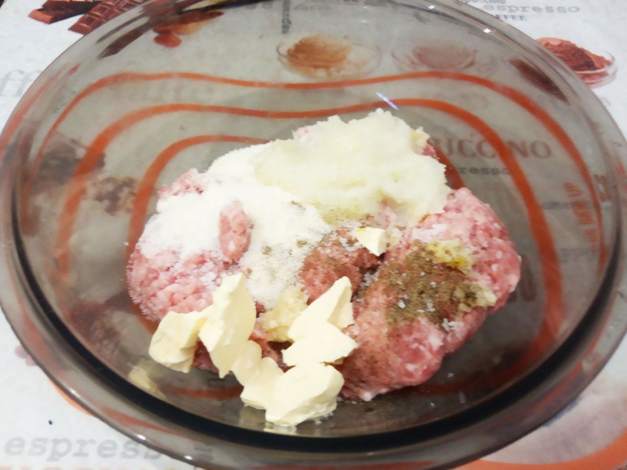 Мясные стожки с сыром и картофельным пюре: Соединяем фарш, лук, чеснок, манную крупу, кусочки сливочного масла, соль и перец по вкусу. Тщательно