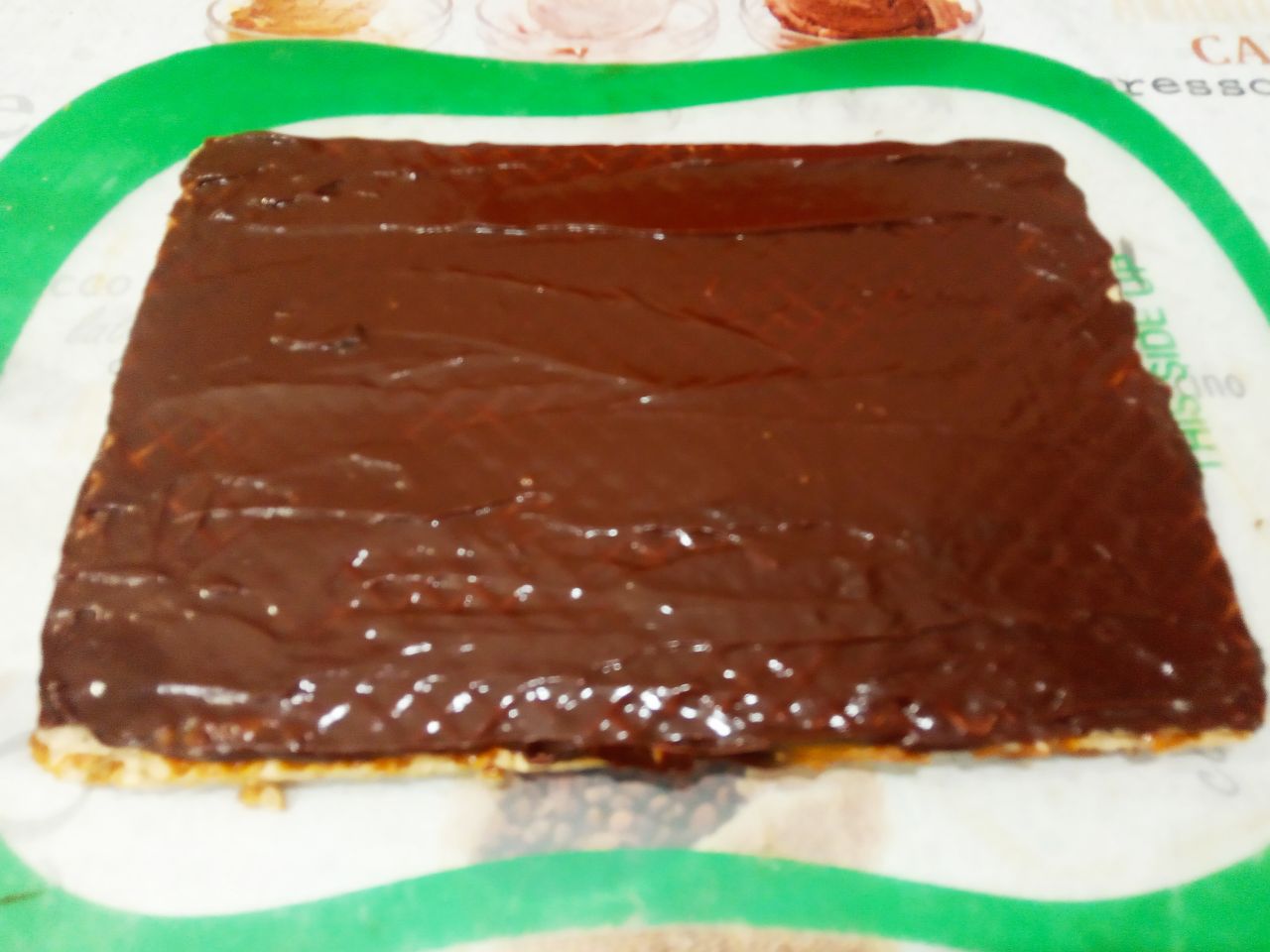 Вафельный торт с вареным сгущенным молоком, просто и вкусно: Верхний вафельный корж промазываем шоколадной глазурью.