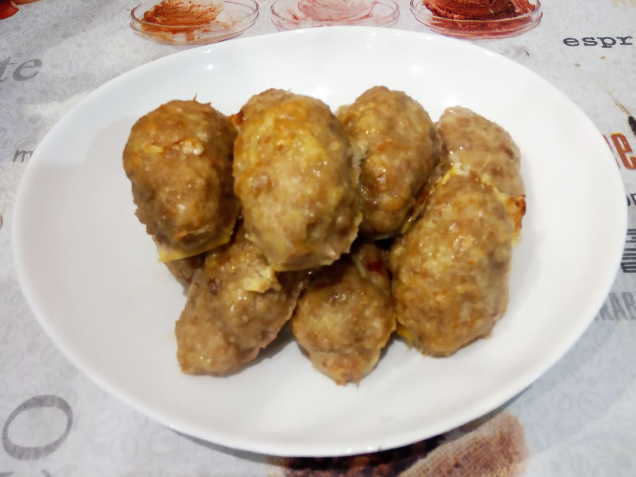 Мясные котлеты, запеченные в духовке, нежные и сочные: Испеченные котлеты достаем из духовки и выкладываем на блюдо.