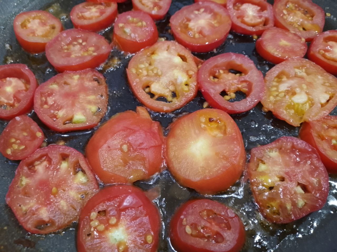Баклажаны по-кубански, вкусные и аппетитные: Помидоры у меня небольшие поэтому у меня 6 штук вместо двух. Помидоры промываем, обрезаем плодоножки и