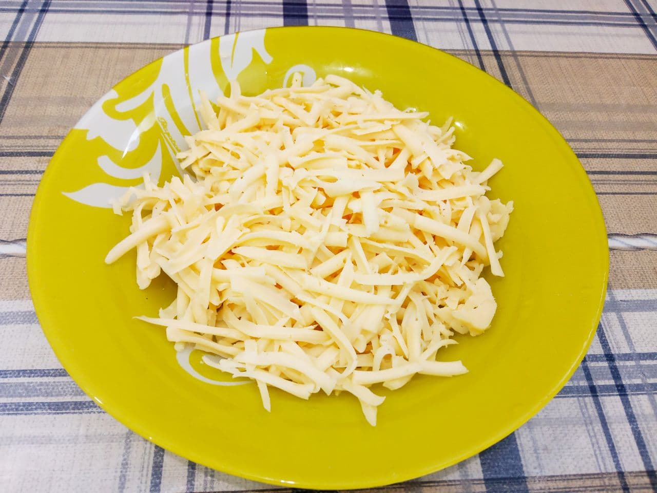 Макароны с твердым сыром: Твердый сыр натуральный, а не сырный продукт, натираем на крупной терке и добавляем к макаронам, тщательно