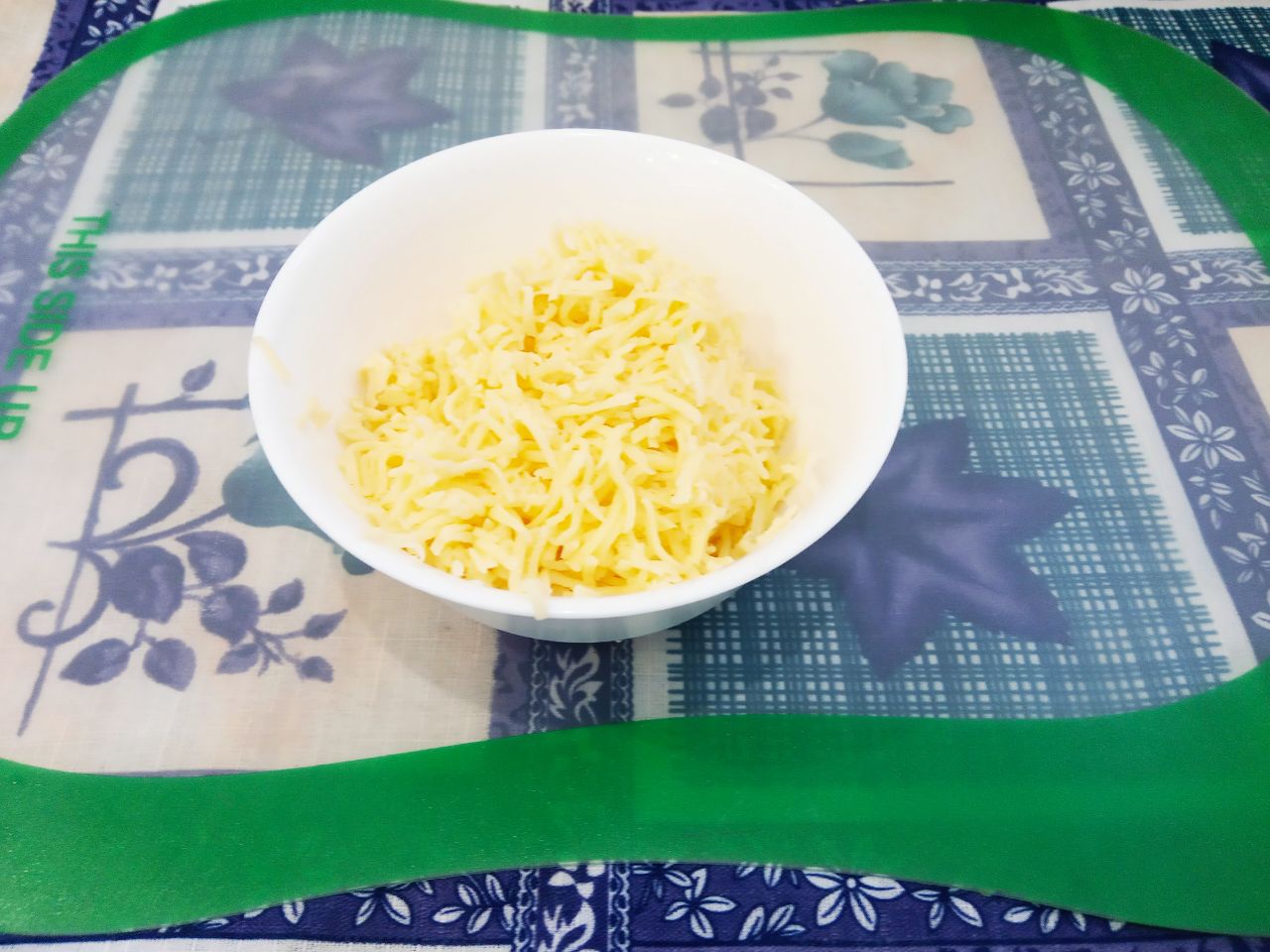 Кабачковые лепешки с сыром и манной крупой запеченные в духовке: Твердый сыр натираем на мелкой терке.