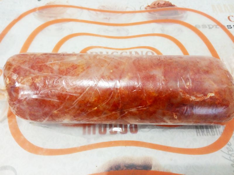 Запеченный рулет из куриного мяса со специями: Формируем мясо формой рулета и плотно заворачиваем пленкой, края завязываем.