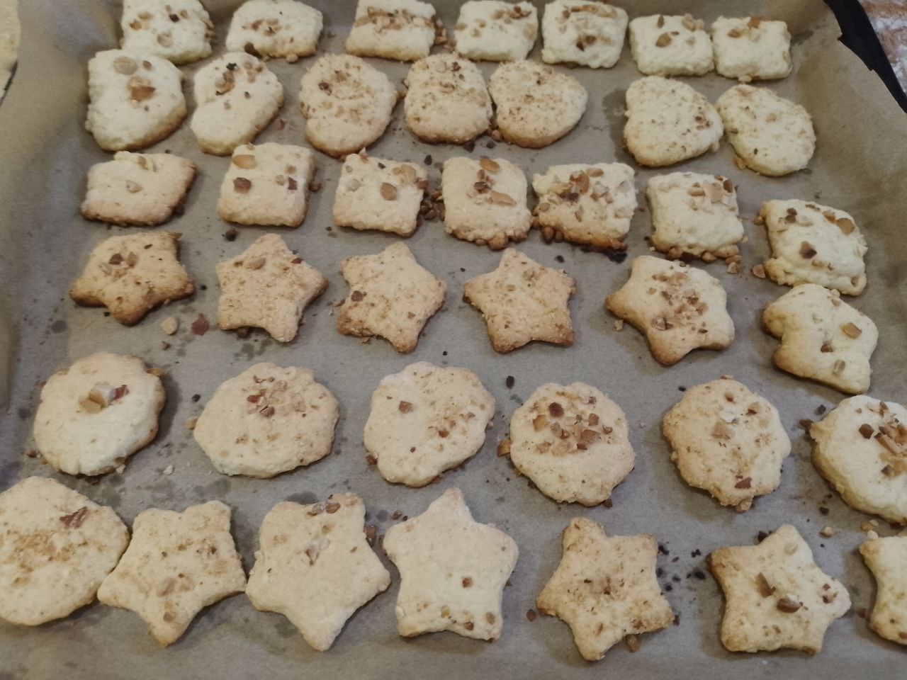 Домашнее ореховое песочное печенье к чаю, просто и вкусно: Духовку разогреваем до 180 С и ставим печенье в духовку для выпекания. Выпекается печенье быстро около 12