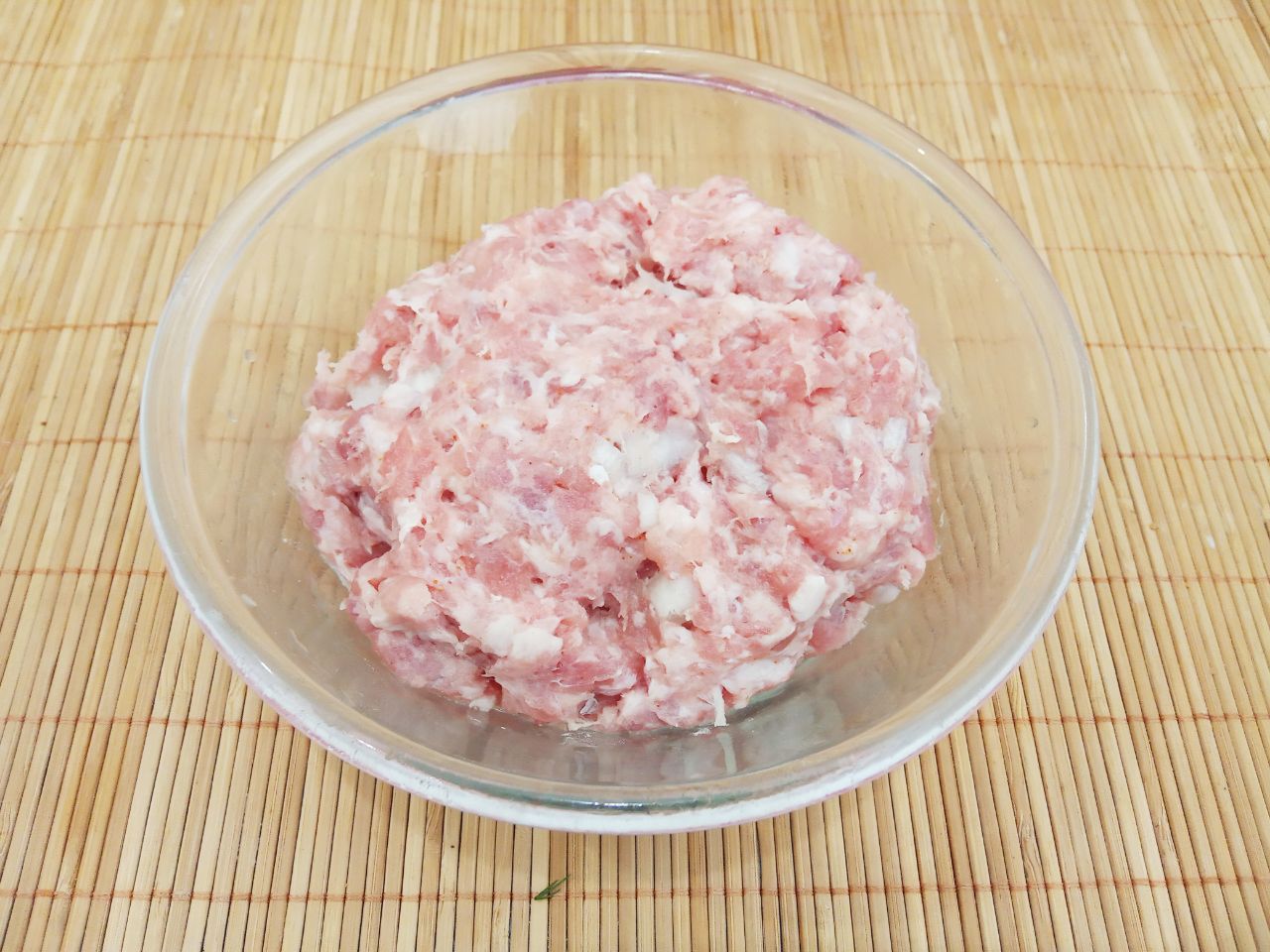 Фасолевый суп, с мясными фрикадельками и свежими помидорами: Фарш готовый или перекручиваем мясо на мясорубке, солим перчим по вкусу и добавляем меньшую часть мелко