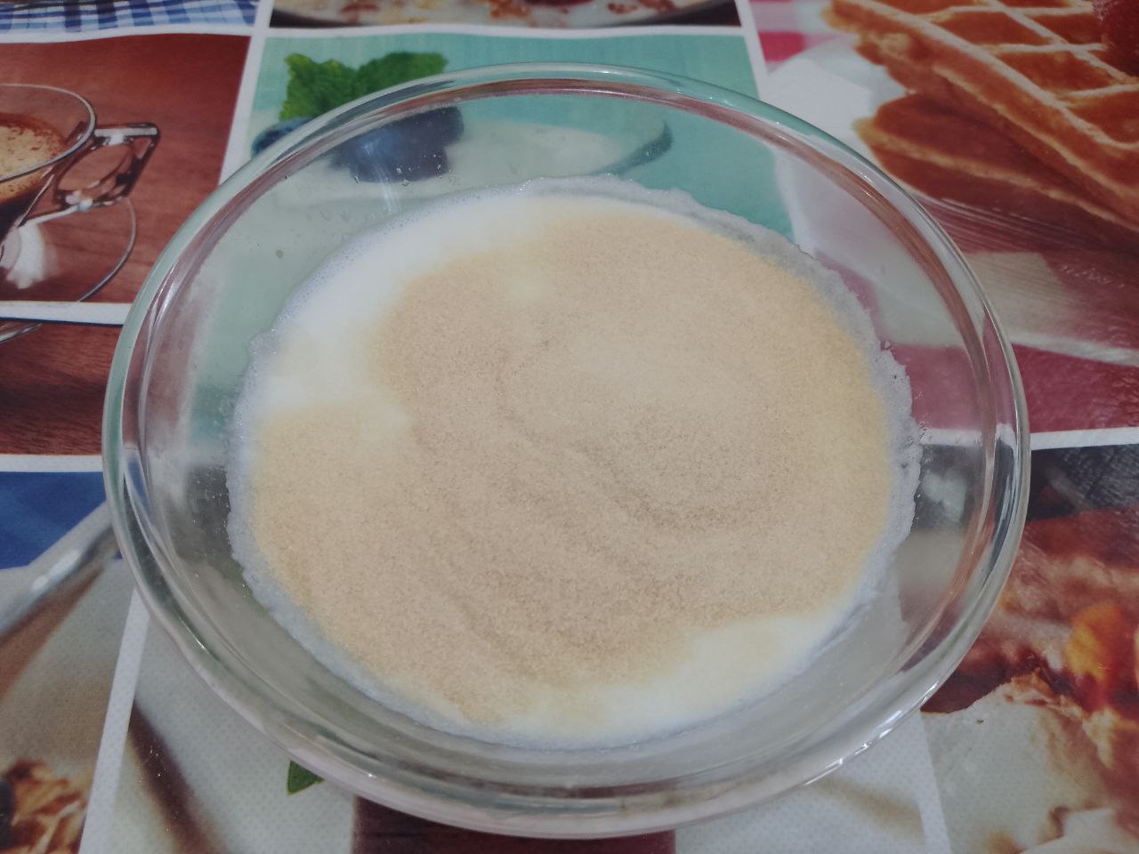 Клубничное желе из ягод клубники и сметаны, нежное и вкусное: Желатин высыпаем в чашу и заливаем холодным молоком на полчаса.