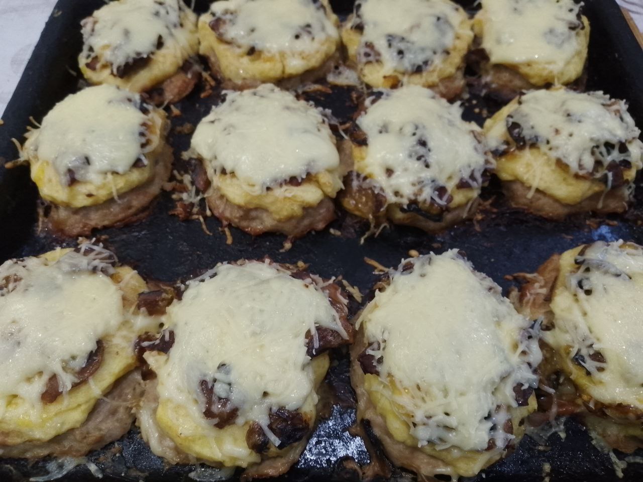 Стожки из мяса, грибов, сыра и картофельного пюре, сытные и аппетитные