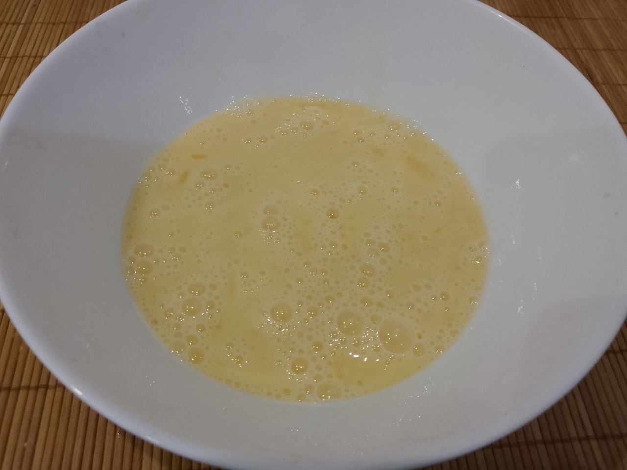 Филе минтая в кляре, простое и вкусное блюдо: Приготовим кляр, яйца разбиваем в миску, солим и взбиваем венчиком.