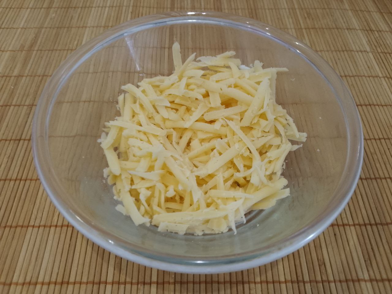 Салат с мясом, зеленым горошком и сухариками: Твердый сыр натираем на крупной терке.