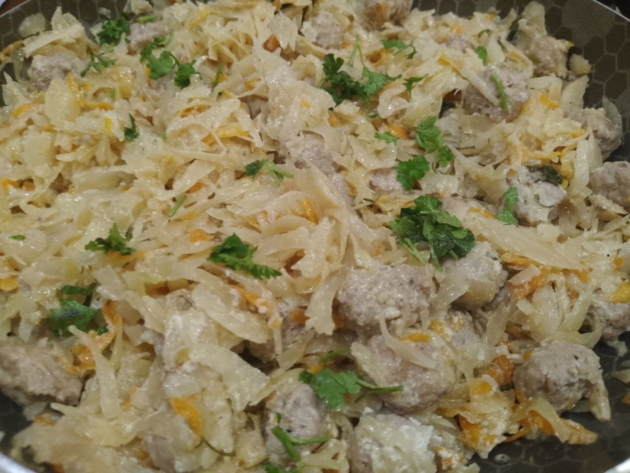 Капуста тушеная в сметане с мясными шариками, просто и вкусно: В конце тушения добавляем соль, молотый перец, сухой чеснок и сметану. Перемешиваем и тушим ещё пять минут.