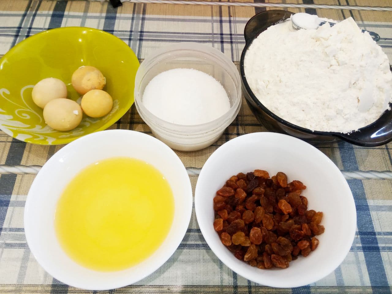 Печенье на растительном масле и вареных желтках с изюмом