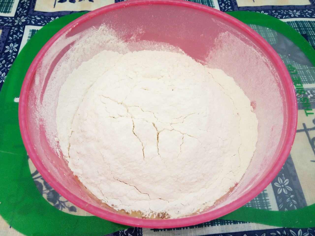 Печенье с орехами подсушенное в духовке, рассыпчатое и хрустящее: Добавляем частями муку, сначала размешиваем лопаткой, затем вымешиваем руками.