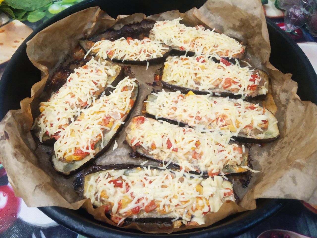 Запеченные баклажаны с фаршем, помидорами и сыром, в духовке: Достаем баклажаны из духовки, посыпаем тертым сыром и возвращаем в духовку на 5-7 минут.