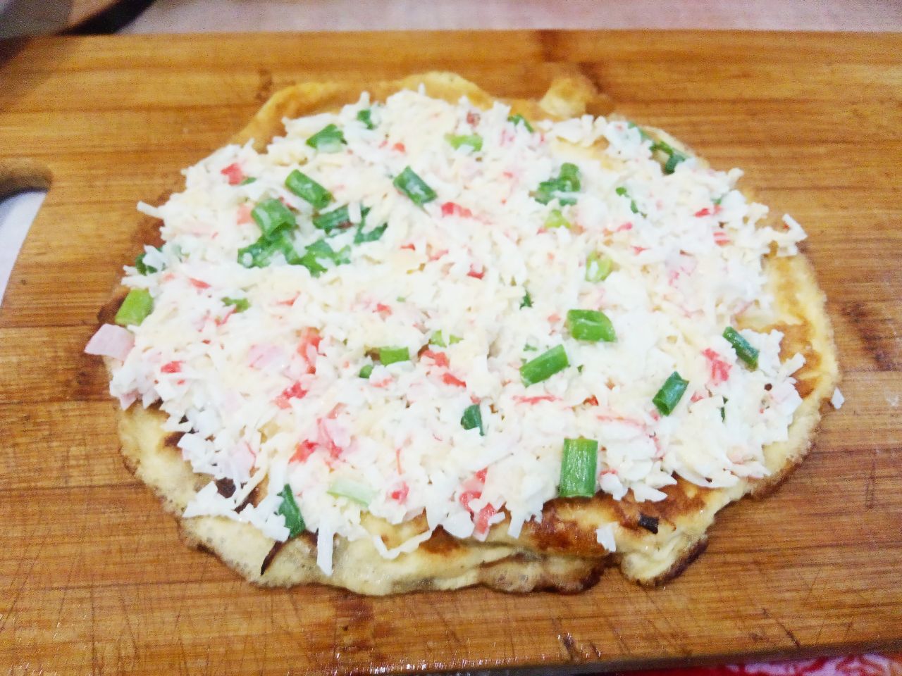 Закуска из яичных блинов с начинкой, просто и вкусно: На яичный блин кладем начинку и равномерно распределяем по блину.