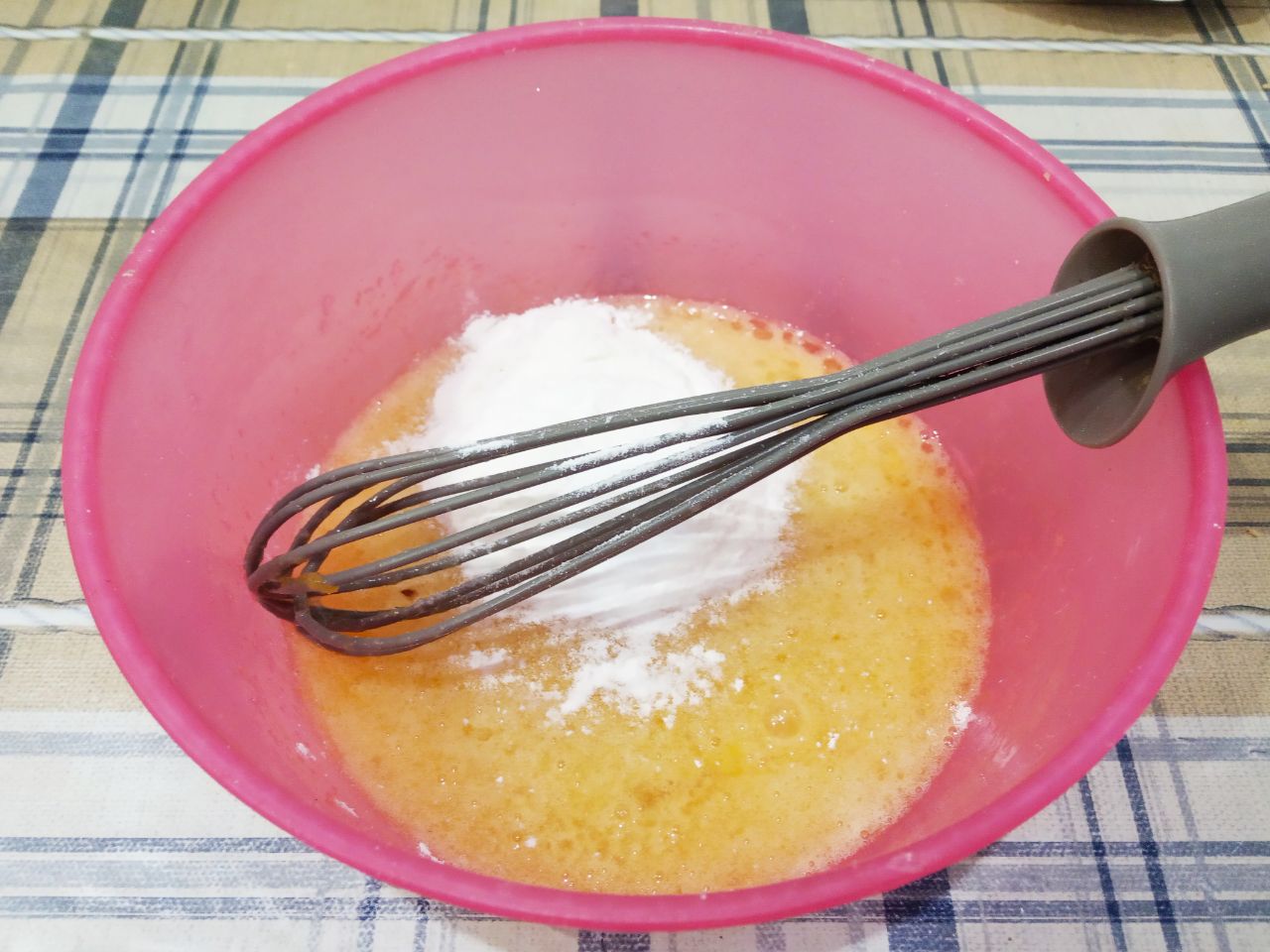 Домашнее шоколадное печенье, рассыпчатое и мягкое с кокосовой стружкой: Добавляем в смесь крахмал, перемешиваем.