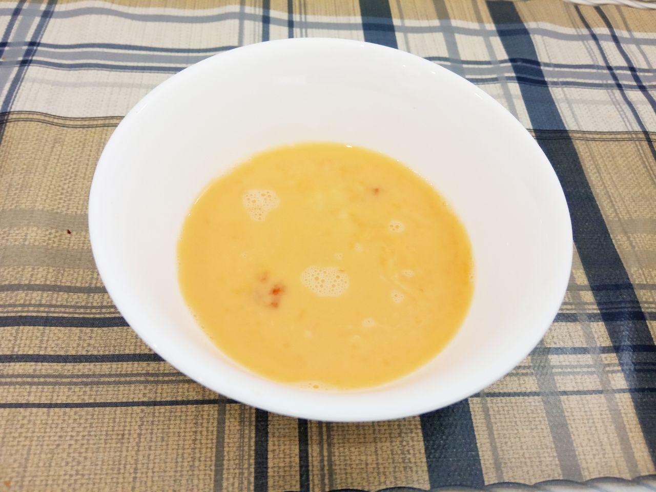 Сочные кабачковые гнезда с мясной начинкой и сыром: Яйца взбиваем и выливаем в кабачковую массу.