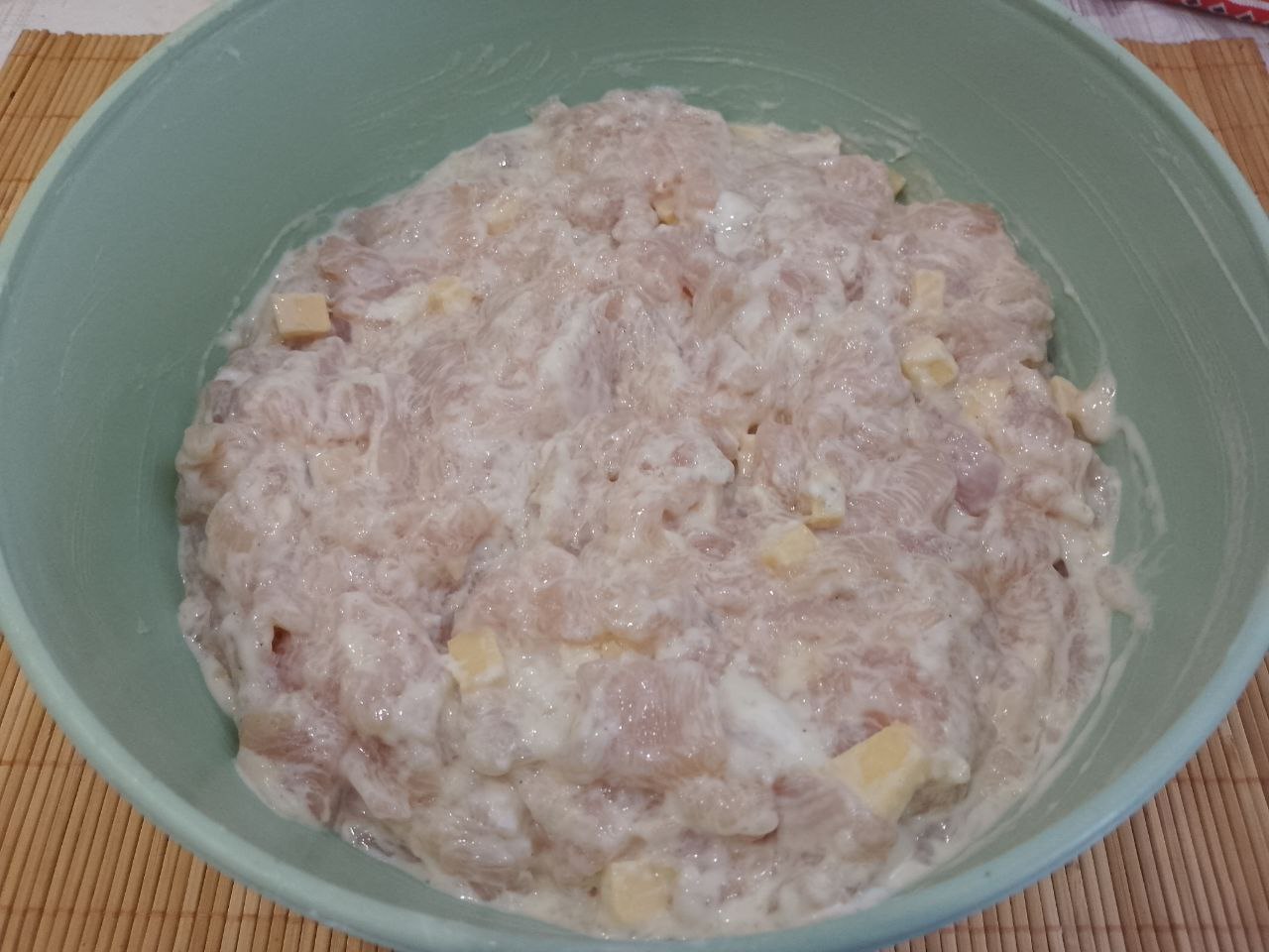 Котлеты из рубленого куриного филе и сыра: Соединяем кусочки филе, сыра, яйца, чеснок, сметану и муку, солим и перчим по вкусу. Котлетную массу хорошо