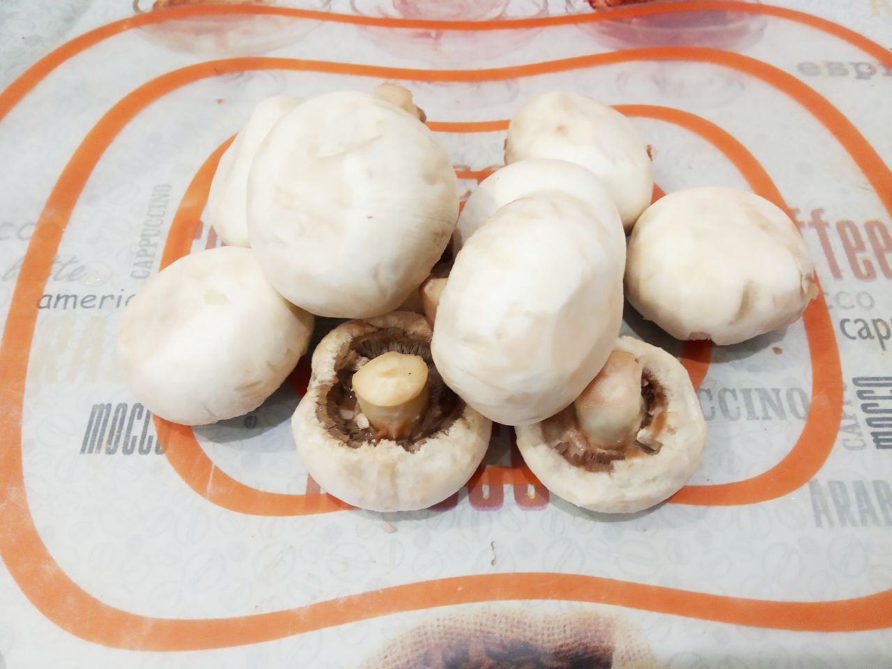 Мясные рулетики с начинкой, вкусно и аппетитно: Грибы очищаем, промываем.