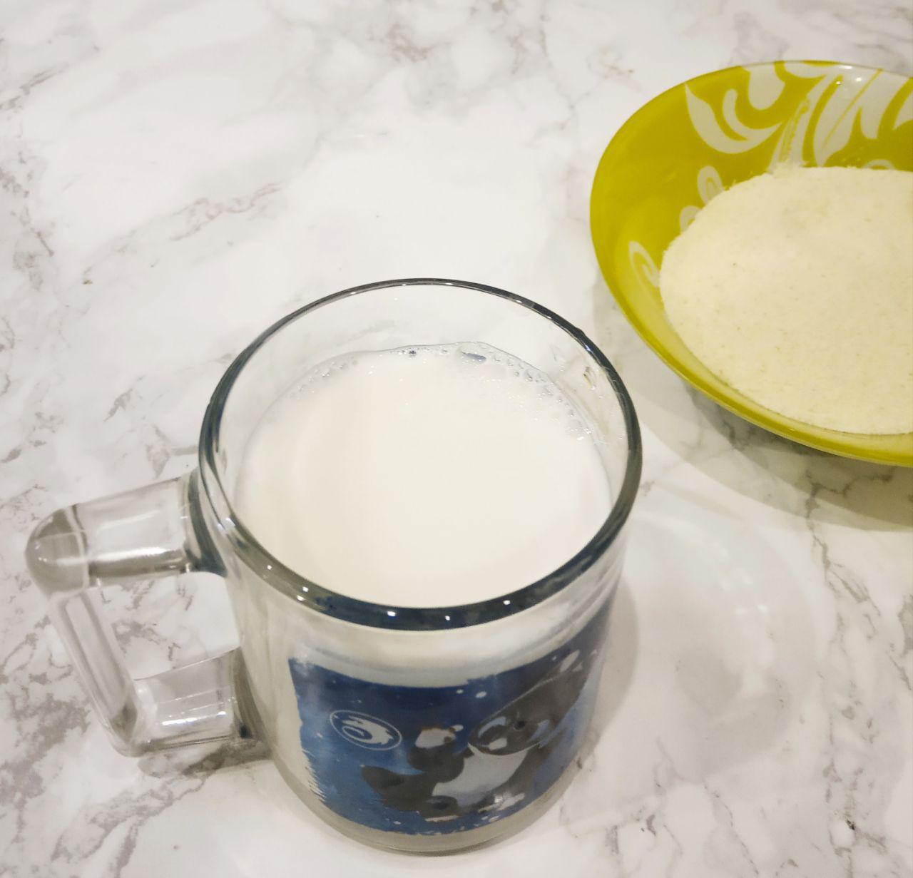Мясные оладьи: Манную крупу заливаем молоком и выдерживаем полчаса.
