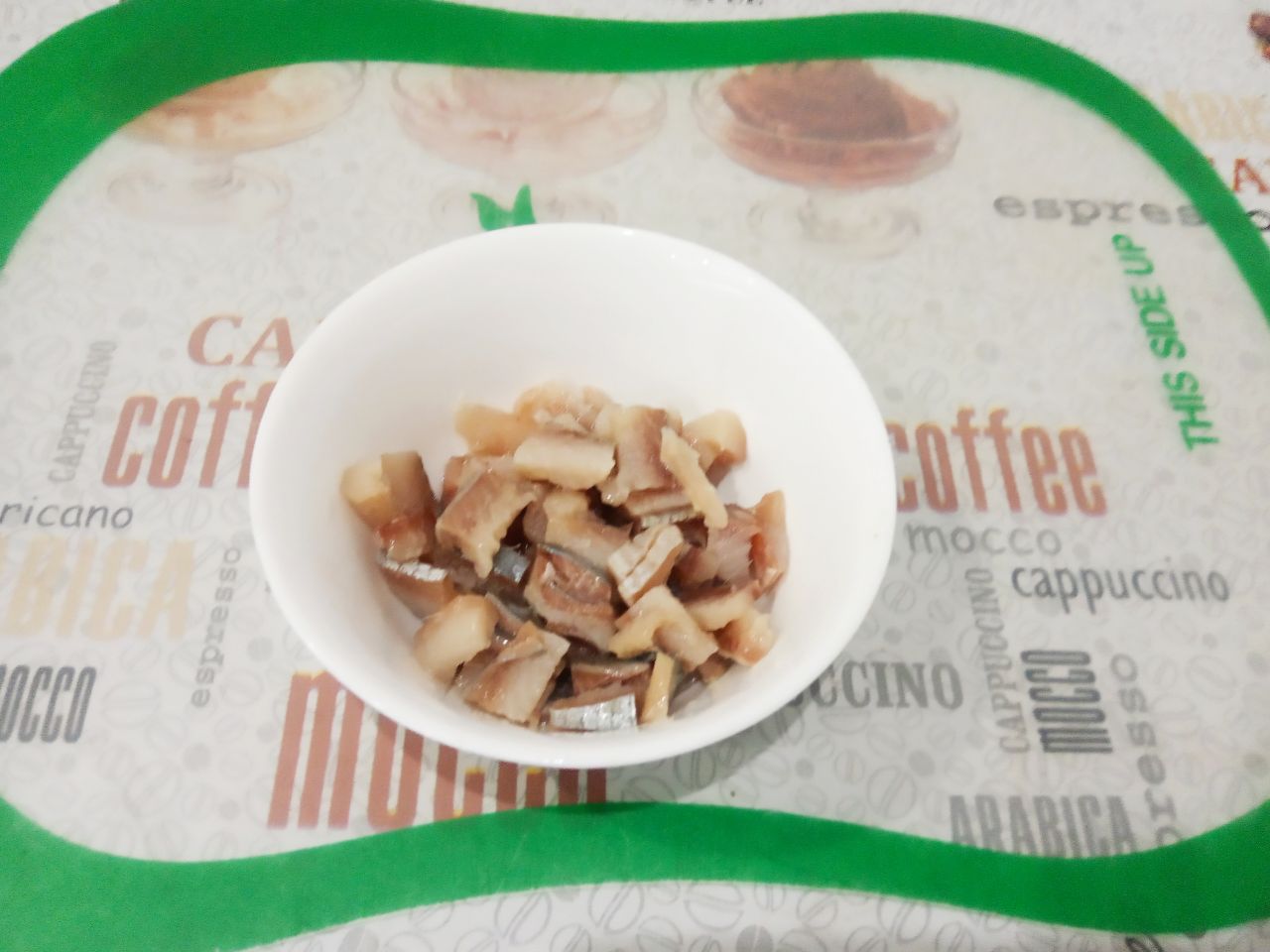Простой рецепт вкусного и сытного салата: Сельдь разрезаем на тонкие полоски.