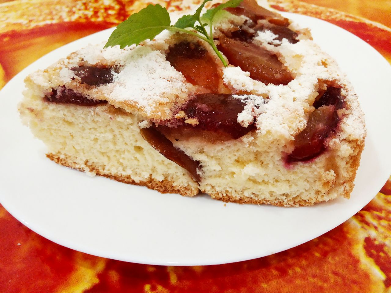 Пирог из бисквитного теста со сливами, просто и вкусно